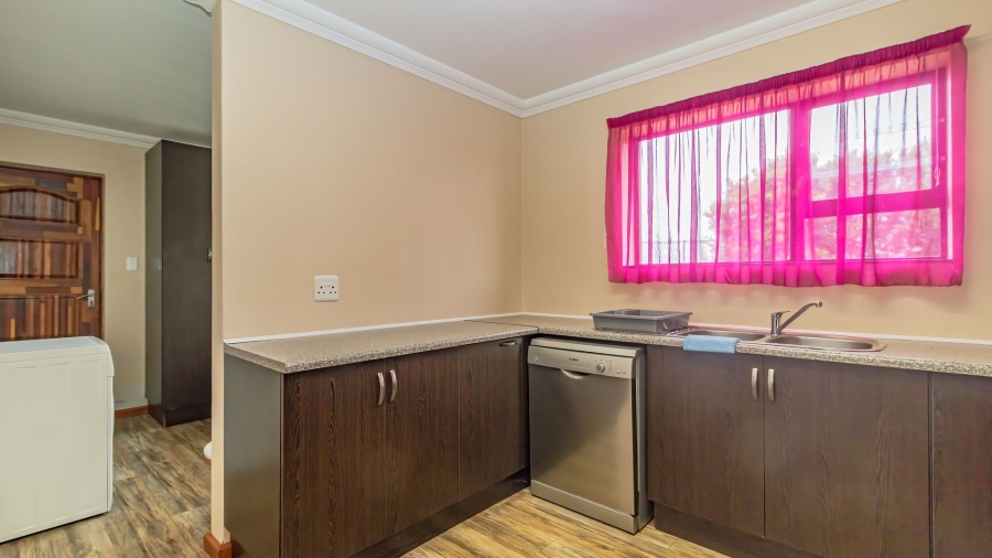 6 Bedroom Property for Sale in Aalwyndal Western Cape
